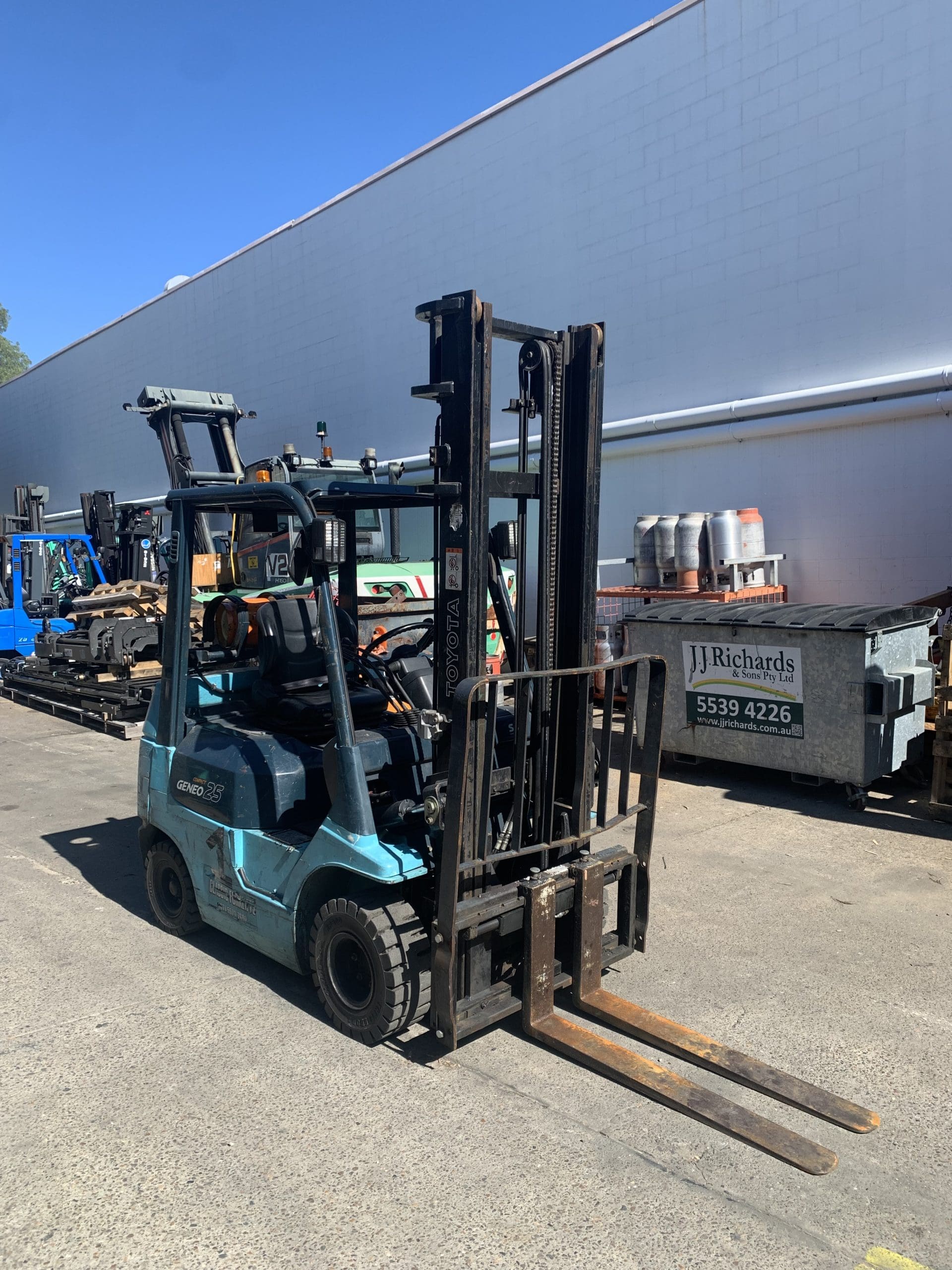 Toyota 42-7FGK25 Compact LPG Forklift for Sale image 2