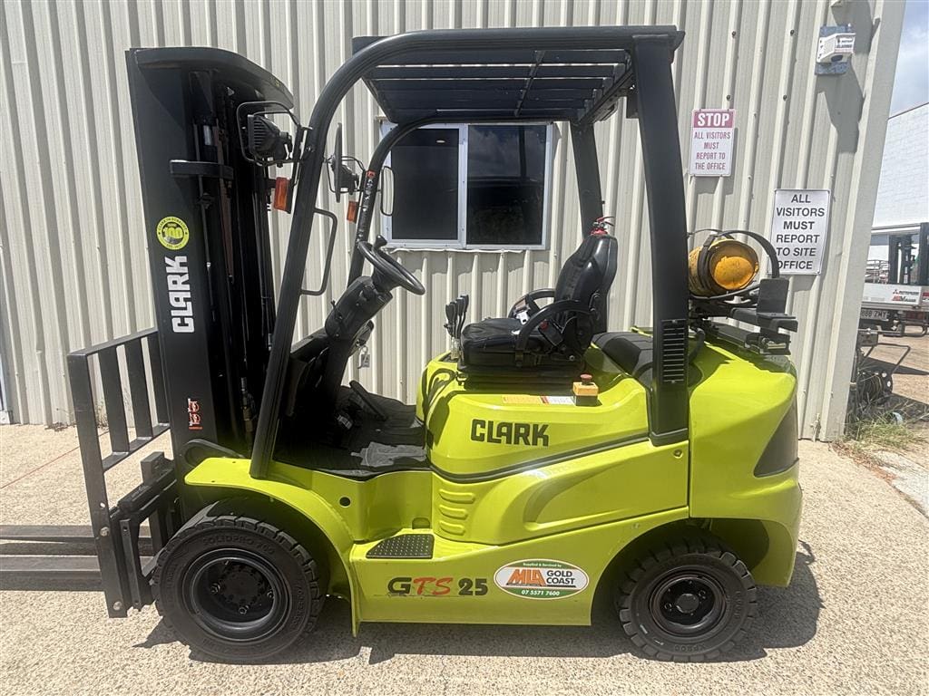 Very Keen Low Hour Clark 2.5T Forklift image 2