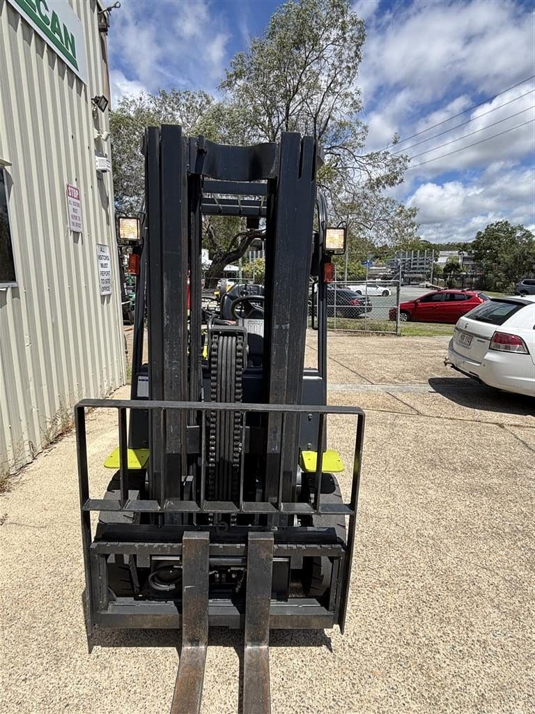 Very Keen Low Hour Clark 2.5T Forklift image 3