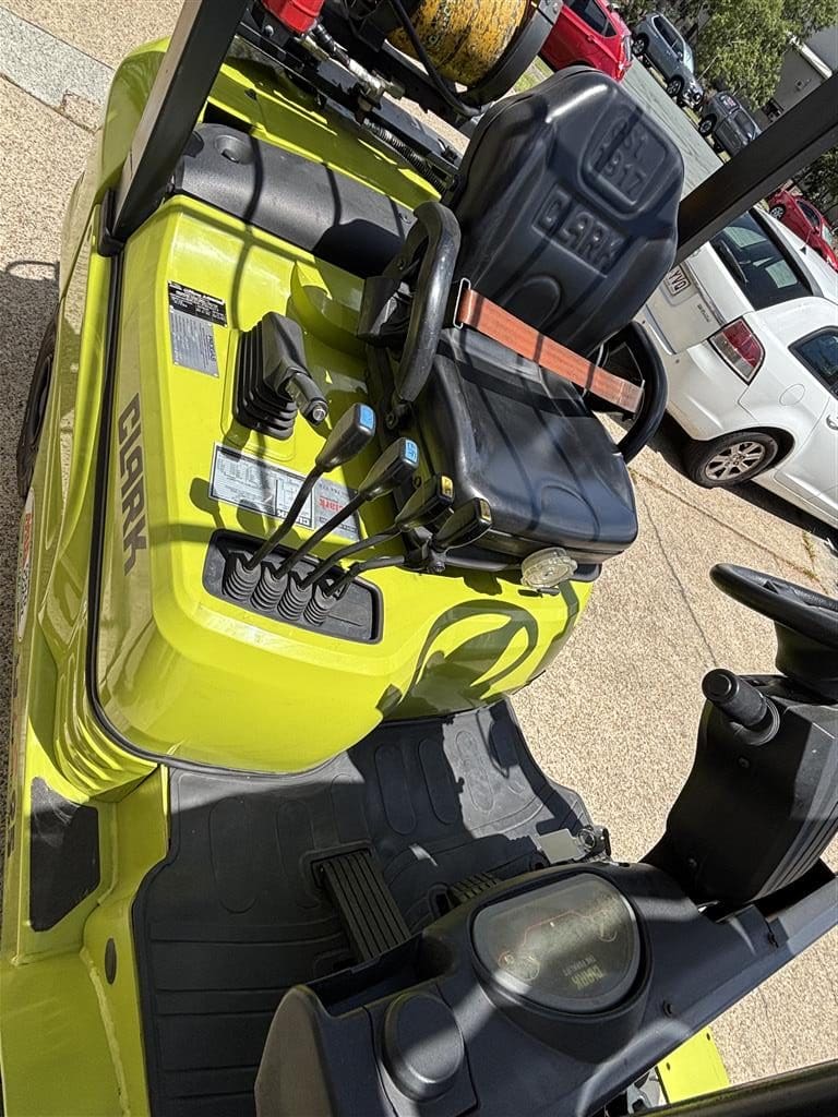 Very Keen Low Hour Clark 2.5T Forklift image 4