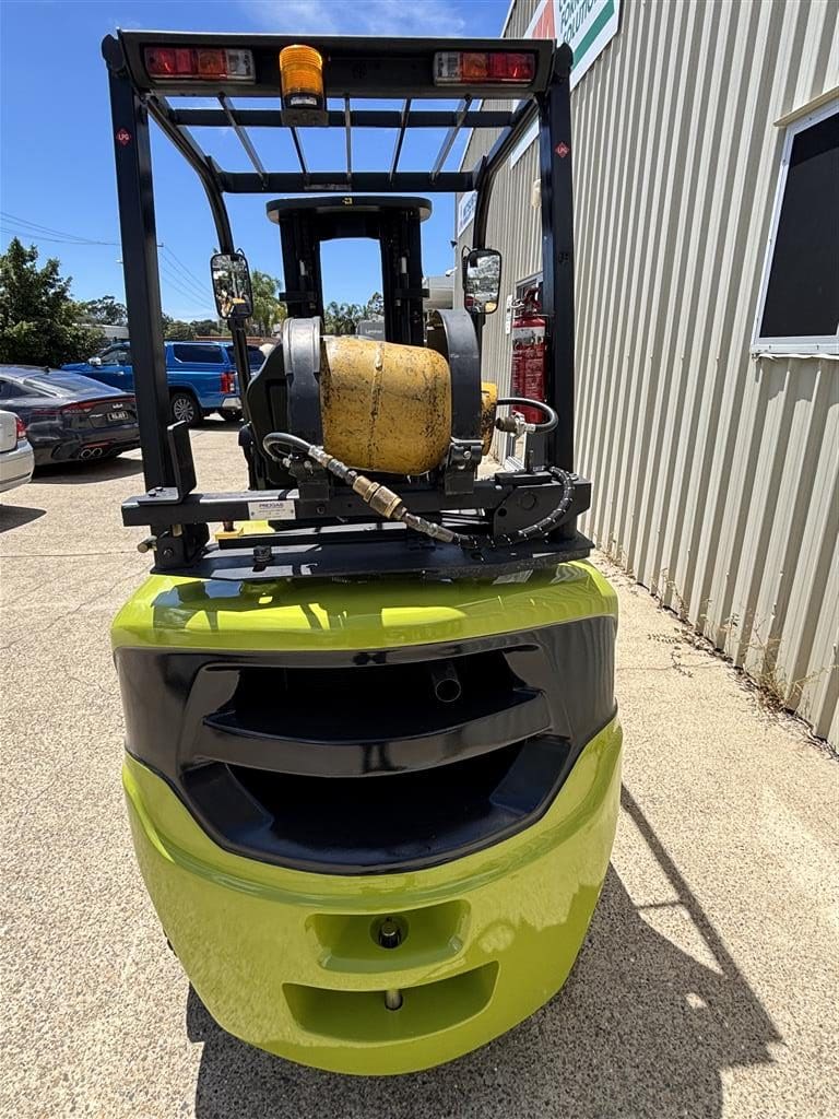 Very Keen Low Hour Clark 2.5T Forklift image 5