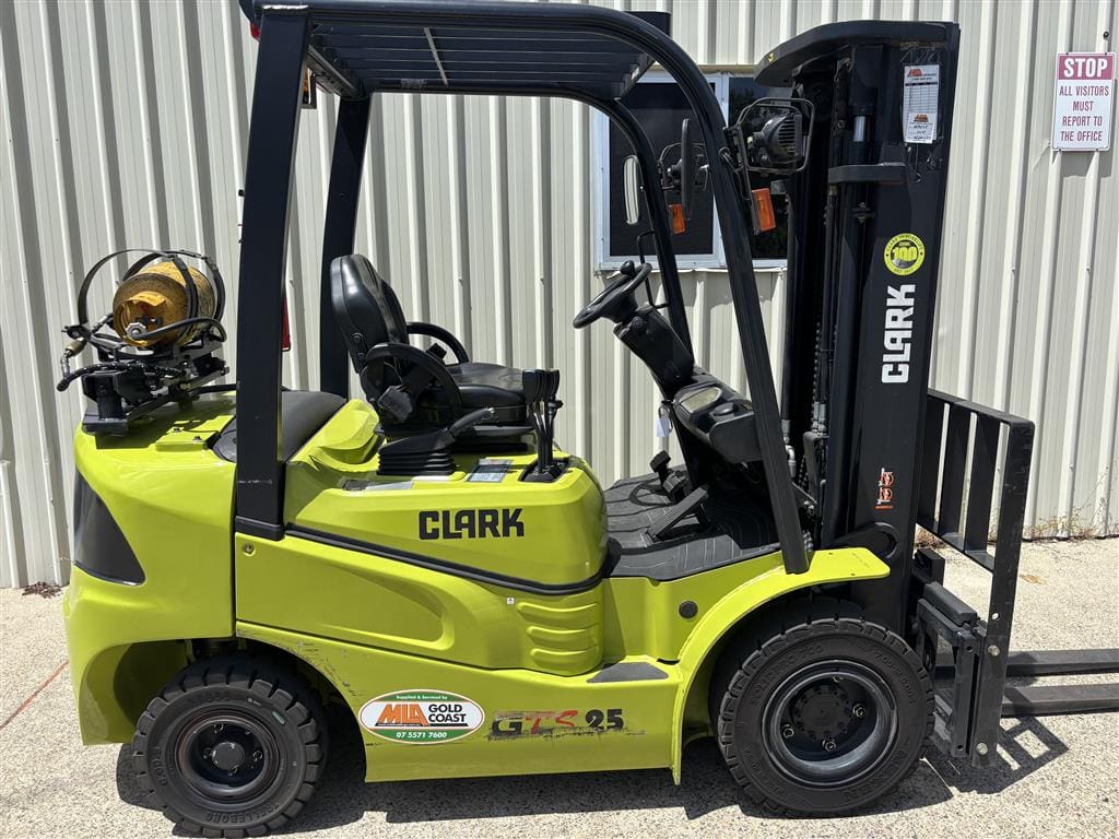 Very Keen Low Hour Clark 2.5T Forklift