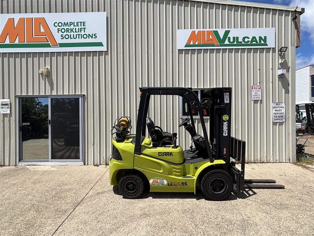 Very Keen Low Hour Clark 2.5T Forklift image 6