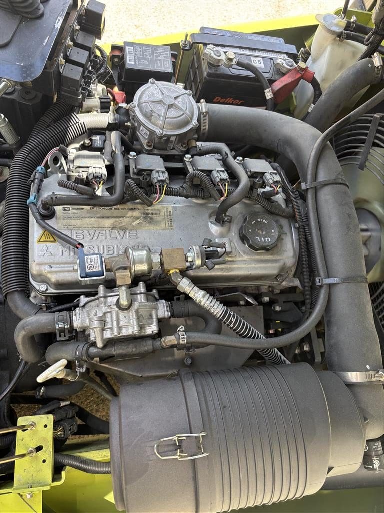 Very Keen Low Hour Clark 2.5T Forklift image 7